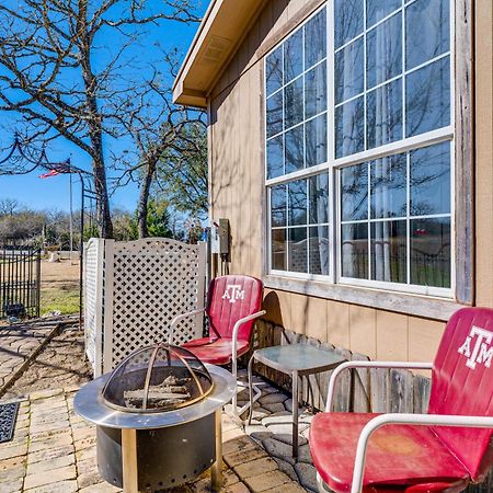 College Station Getaway With Hot Tub And Courtyard! Villa Exterior photo